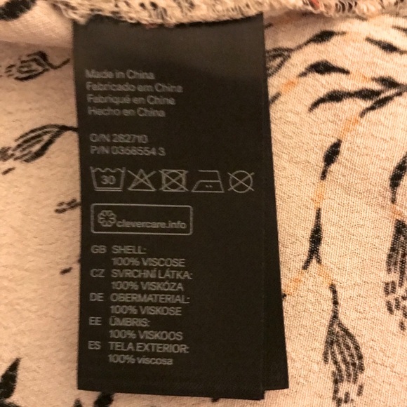 H&M Short Woman’s Short Sleeve Cream Floral and Leaf Print Blouse - Picture 4 of 5